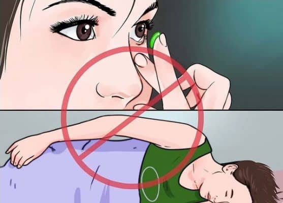 هرگز با لنز تماسی نخوابید