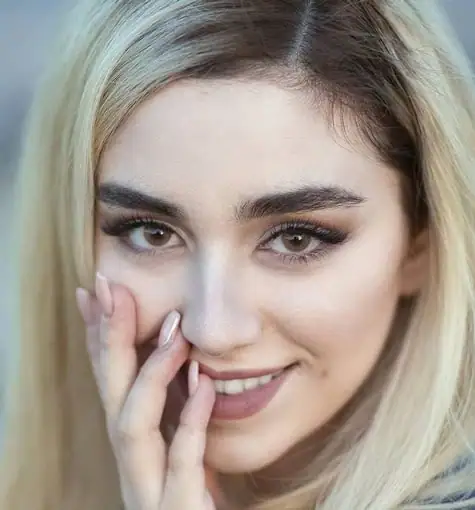 خرید لنز رنگی عسلی آناستازیا پرتی نور