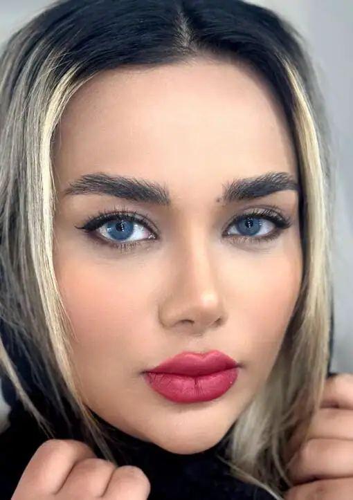 خرید لنز رنگی آبی یونیک دیزی